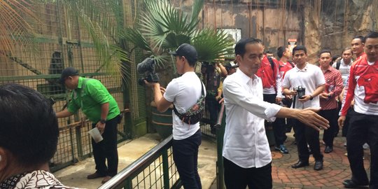 Usai makan sate di Cipanas, Jokowi bagi-bagi buku