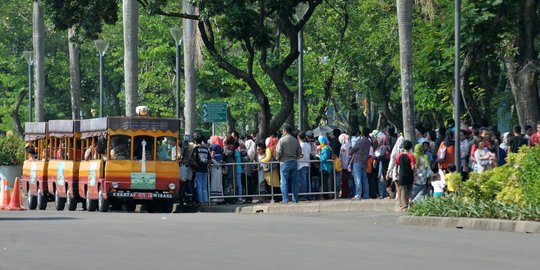 Naik Monas dan odong-odong, pengunjung antre mengular di H+6 Lebaran