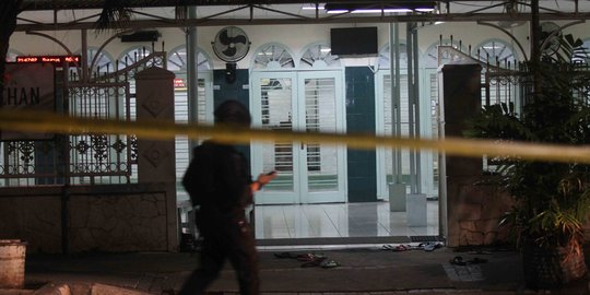 Cerita saksi melihat Brimob guling-gulingan ditikam usai salat