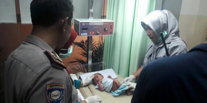 Bos barang bekas  temukan bayi dalam kardus di belakang 