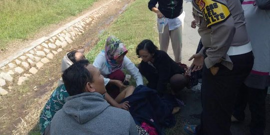 Kontraksi di bus, ibu Sukiati melahirkan bayinya di Tol Cipali