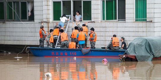 Banjir parah landa China, ratusan ribu warga diungsikan