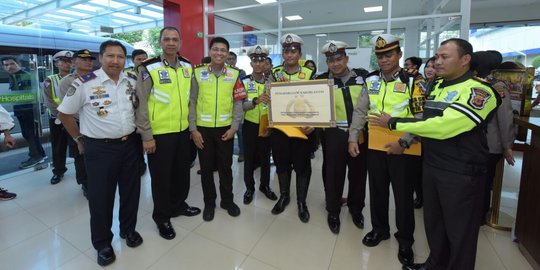 Korlantas beri penghargaan polisi bantu ibu melahirkan di Tol Cipali