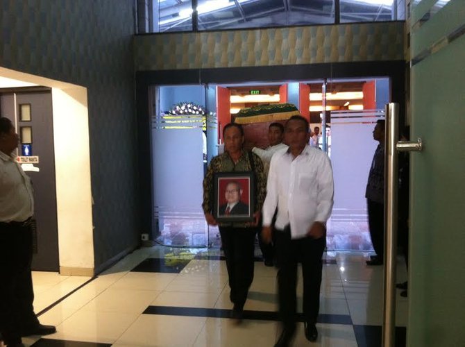lipi gelar upacara pelepasan jenazah iskandar zulkarnain