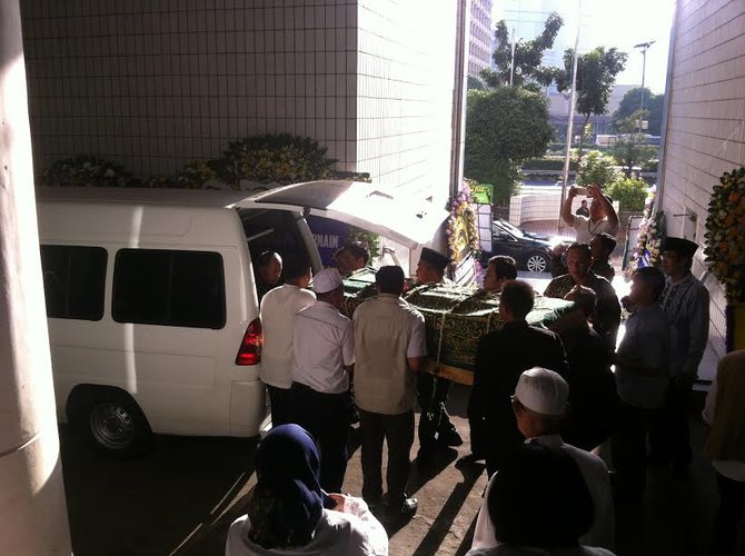 lipi gelar upacara pelepasan jenazah iskandar zulkarnain
