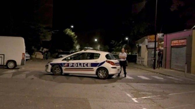penembakan di depan masjid prancis