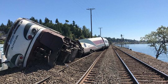 Kereta Amtrak tergelincir di Washington, 4 gerbong keluar rel