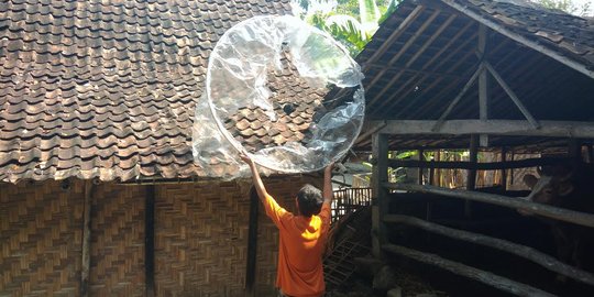 Gara-gara ketiban balon udara, rumah warga hampir terbakar