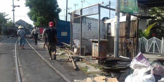 Ganggu perjalanan kereta, belasan lapak PKL di Solo dibongkar