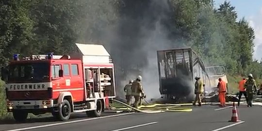 Bus di Jerman terbakar hebat usai tabrak truk, 31 orang terluka