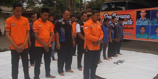 Puluhan relawan di Mojokerto salat gaib untuk 8 korban heli Basarnas