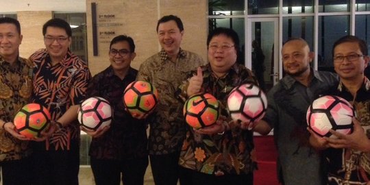 Toyota Auto2000 sumbang ribuan bola ke sekolah-sekolah sepakbola