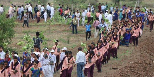 Pecahkan rekor, warga India tanam 66 juta pohon dalam 12 jam