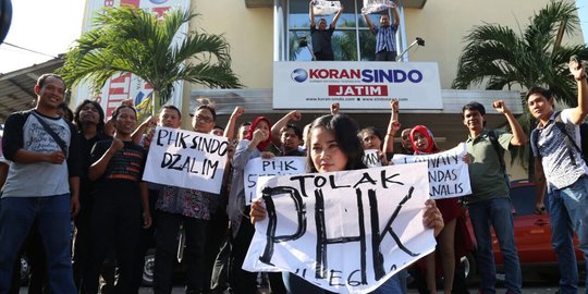 Tak terima di-PHK sepihak, karyawan dan jurnalis Sindo Jatim demo