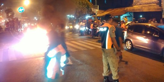 Warga di  Surabaya  hajar bandit jalanan dan bakar sepeda  