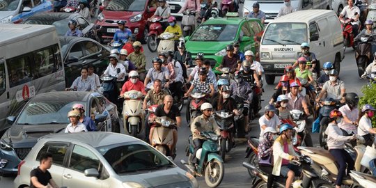 Semrawutnya jalanan Hanoi dipadati jutaan sepeda motor