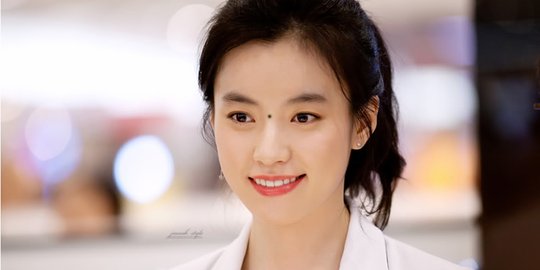 di tengah pangkal hidung