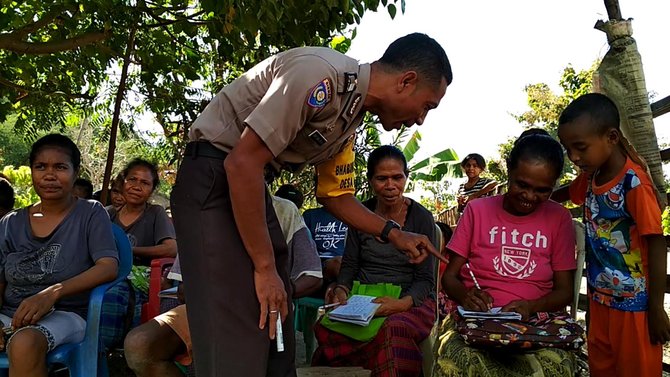 brigpol kresna ola mengajar warga ntt