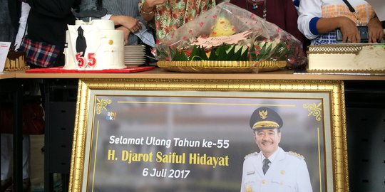 Warga bawa tumpeng & kue rayakan Ultah Djarot ke-55 di 