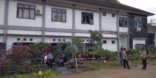 Lapas Narkotika Palembang rusuh, napi lawan sipir & rusak jendela