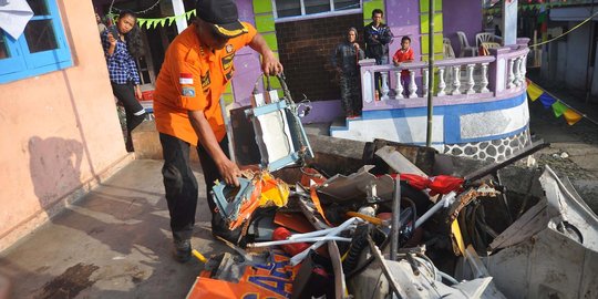 Evakuasi mesin heli Basarnas jatuh gunakan gerobak & traktor sawah