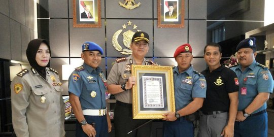 Anggota Kopaska yang tembak mati buron polisi terima penghargaan