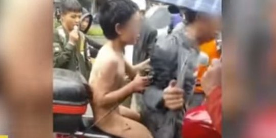 [Video] Curi uang Rp 268 ribu, bocah 12 tahun diseret bugil ayahnya