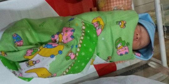 Pemulung temukan bayi laki-laki dibungkus kardus di tumpukan sampah