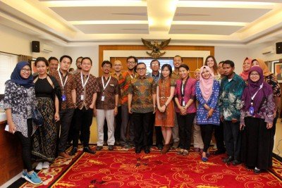 bupati anas menjelaskan potensi banyuwangi di hadapan mahasiswa sgpp indonesia