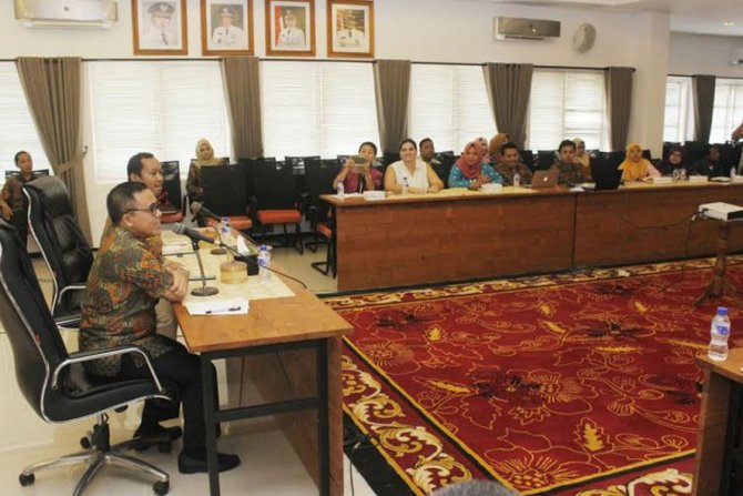 bupati anas menjelaskan potensi banyuwangi di hadapan mahasiswa sgpp indonesia