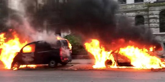 Lokasi KTT G20 mencekam, mobil-mobil dibakar demonstran