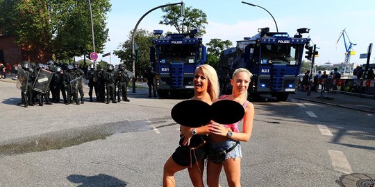 Aksi nekat demonstran anti-G20 umbar payudara ke polisi
