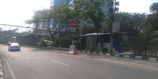 Tas hitam depan Kedubes Polandia berisi baju, ponsel & kartu kredit