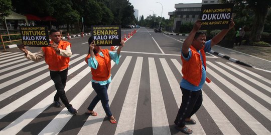 Aksi aktivis gelar drama parodi di Gedung KPK