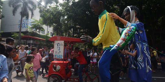 Aksi boneka raksasa hebohkan pengunjung car free day di Thamrin