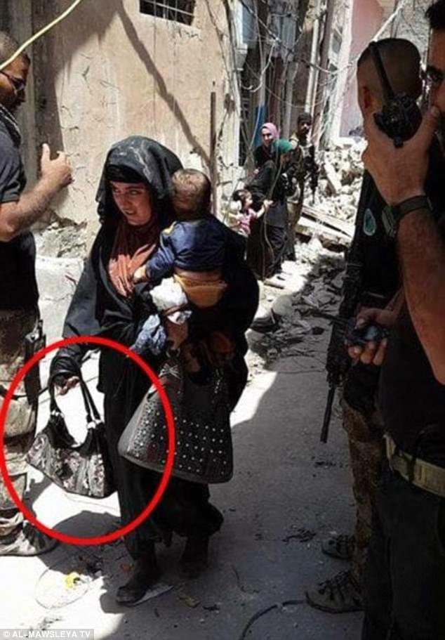 wanita ini ledakkan bom bunuh diri sambil gendong bayinya