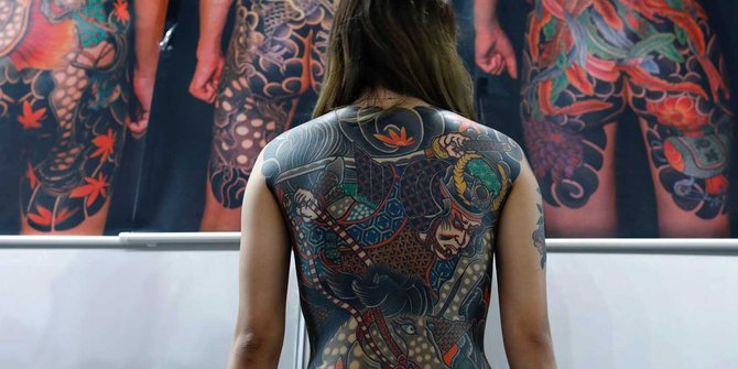 Pecandu tato bertelanjang dada pamer detail gambar keren di tubuhnya