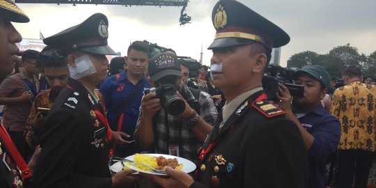 2 Brimob korban penikaman teroris dapat nasi tumpang dari Kapolri