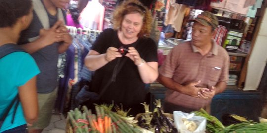 Turis asal Swiss kepincut blusukan di pasar tradisional Banyuwangi