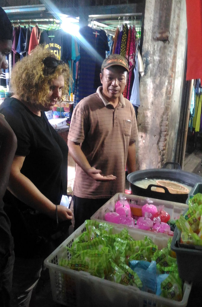 turis asal swiss theresa osman wata mengunjungi pasar di banyuwangi