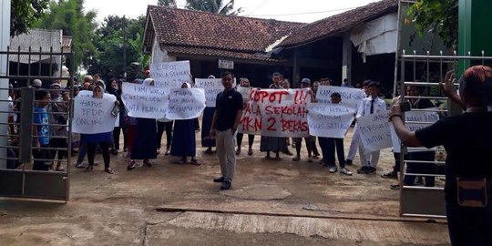 Sulit daftar online, warga Bantargebang demo SMK Negeri 2 Bekasi