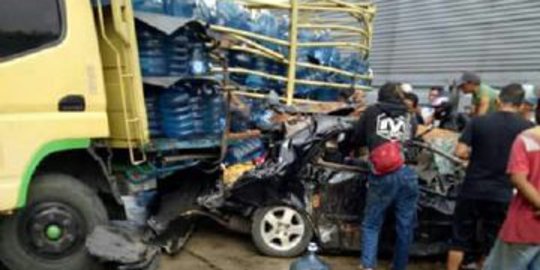 Truk rem blong mundur & tabrak 5 kendaraan di Bogor, 3 orang tewas
