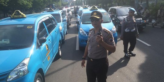 Protes keberadaan taksi online, ratusan taksi di Solo mogok