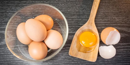 Ini yang akan terjadi pada tubuh jika kamu makan telur mentah