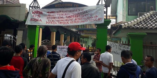 Kecewa anak tak diterima, ratusan wali murid demo sekolah di Tambun