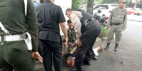 Bawa tas di dekat rumah panglima TNI, pria berbaju FPI diringkus