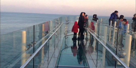 Berjalan di atas langit pada Busan Sky Walk