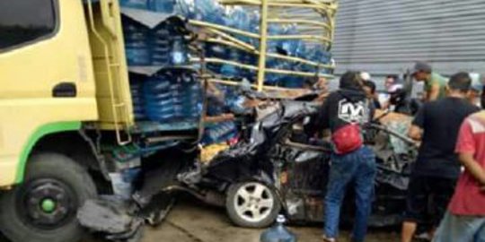 Polisi olah TKP kecelakaan truk rem blong akibatkan 3 orang tewas