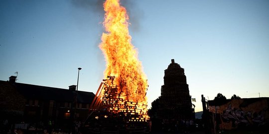 Melihat api unggun raksasa tradisi Eleventh Night di Irlandia Utara