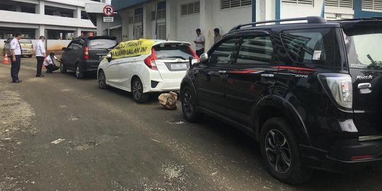 Petugas gembosi mobil yang parkir sembarangan di Balai Kota Tangsel